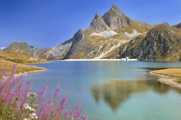 Hermosa agua azul de un lago alpino rodeado de picos
