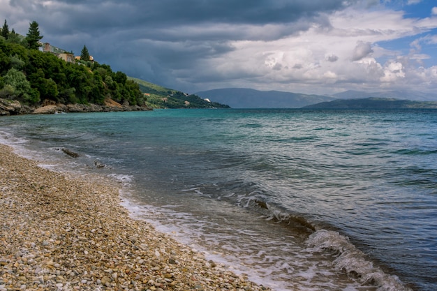 Foto hermosa agua de mar con playa de arena dorada