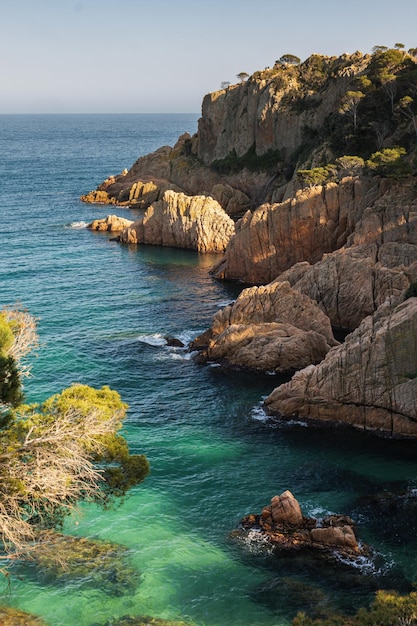 Hermosa agua turquesa en la costa brava en cataluña de españa a la luz del atardecer