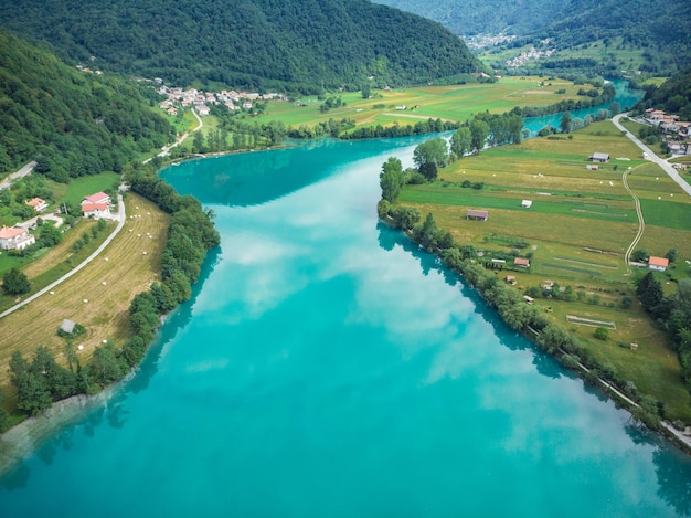 Hermosa agua verde esmeralda irreal en Most na Soci Eslovenia