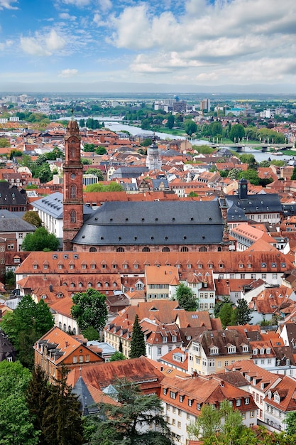 Hermosa Alemania. Vista aérea de la ciudad de Heidelberg en primavera. El centro de la ciudad incluye la catedral principal, el río Neckar y el valle del río.