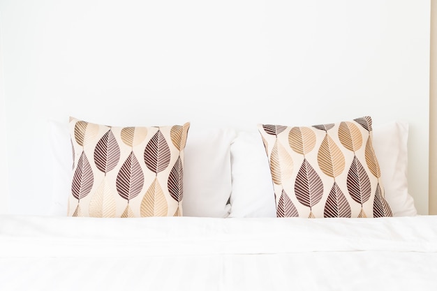 hermosa almohada en la cama decoración en la habitación de la cama