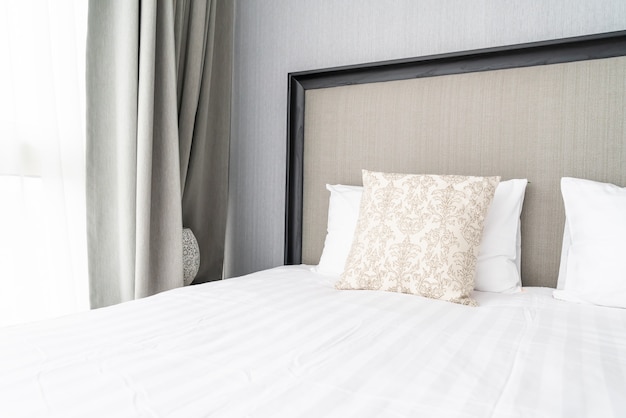 hermosa almohada en la cama decoración en la habitación de la cama