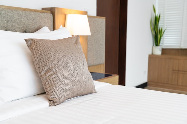 Hermosa almohada en el interior de la habitación de decoración de la cama