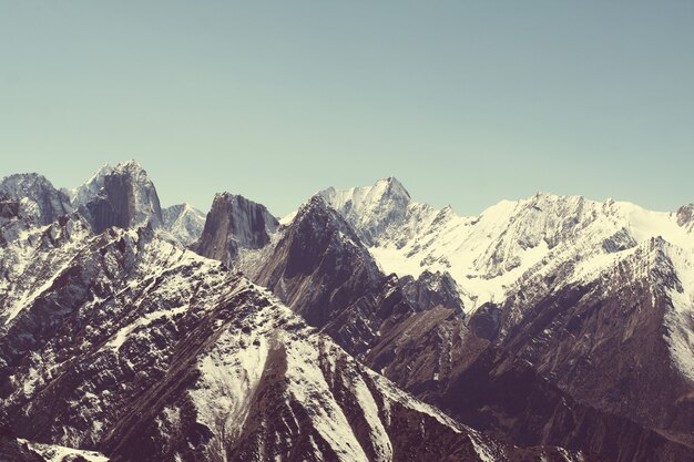 Hermosa alta montaña en Pamir