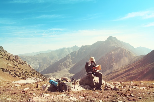 Hermosa alta montaña en Pamir