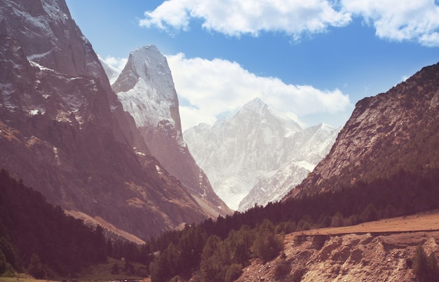 Hermosa alta montaña en Pamir