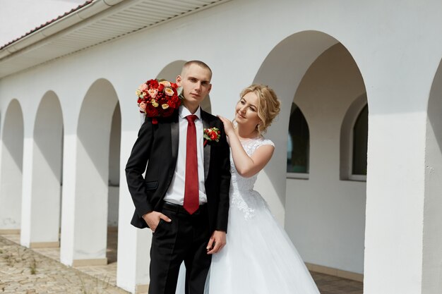 Hermosa y amorosa pareja de novios registra un matrimonio y camina por el hermoso paseo marítimo