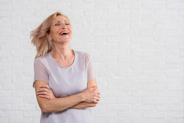 Hermosa anciana expresando felicidad