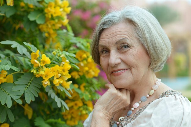 Hermosa anciana feliz