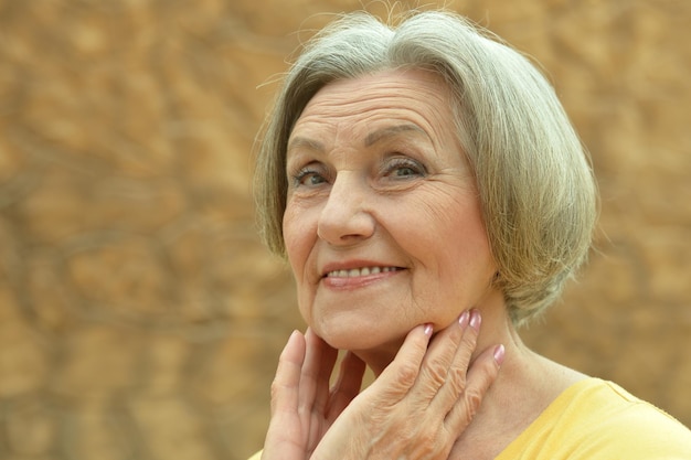 Hermosa anciana feliz