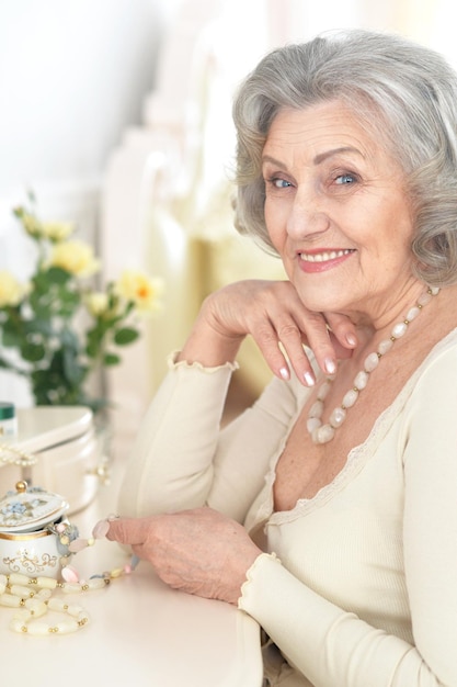 Hermosa anciana feliz