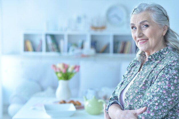 Hermosa anciana feliz