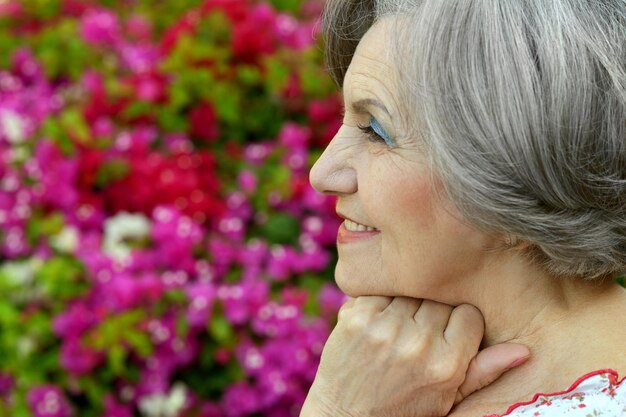 Hermosa anciana feliz