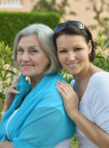 Hermosa anciana madre con una hija adulta