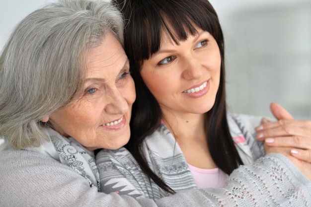 Hermosa anciana madre con una hija adulta