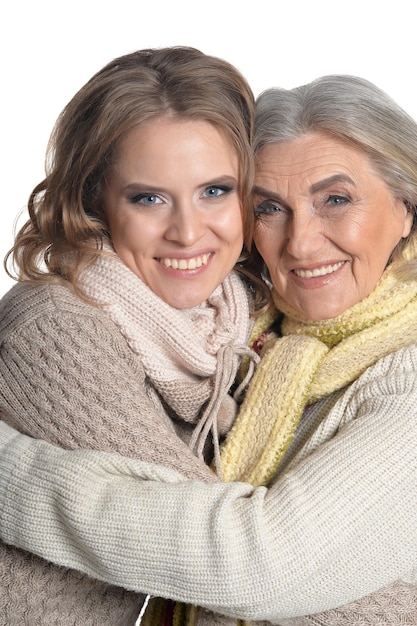 Foto hermosa anciana madre con una hija adulta