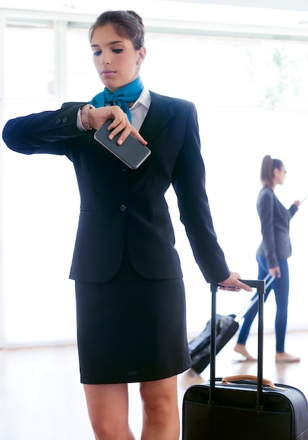 Hermosa anfitriona trabajando en el aeropuerto.