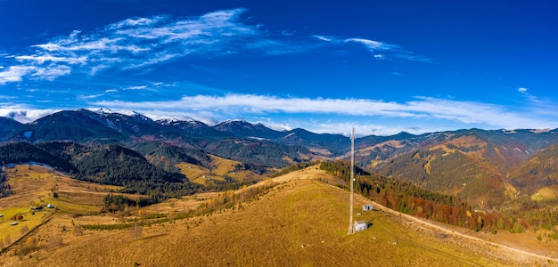 Hermosa antena de naturaleza invernal en las montañas de los Cárpatos, paisaje de inspiración en tiempo real. Disparo de drone panorámico aéreo