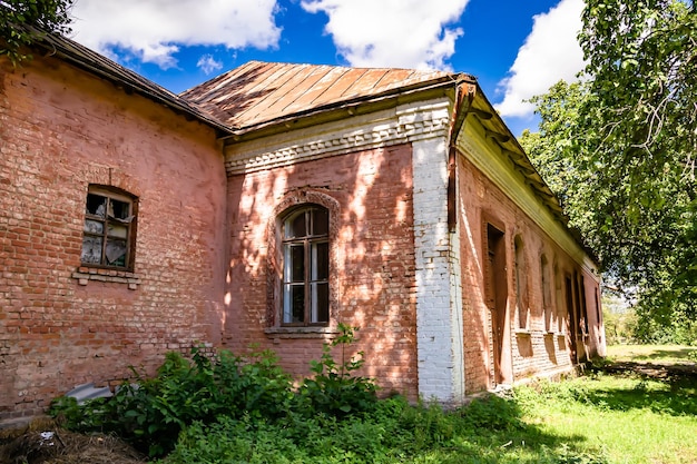 Hermosa y antigua casa de campo abandonada en el campo con una fotografía de fondo natural que consiste en una antigua casa de campo abandonada en hierba silvestre antigua casa de campo abandonada sobre el cielo