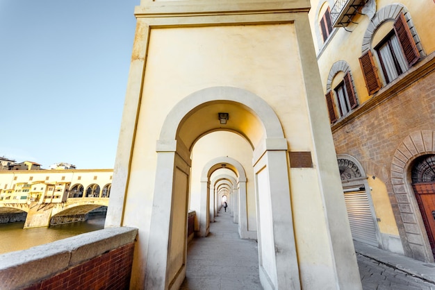 Hermosa arcada cerca del famoso ponte vecchio en el río arno en florencia