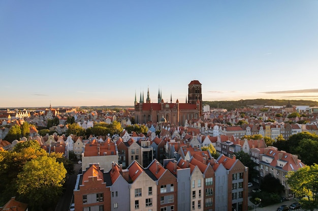 Hermosa arquitectura del casco antiguo de Gdansk Polonia en un día soleado Vista aérea desde drones del Ayuntamiento Principal y la Basílica de Santa María Arquitectura de la ciudad desde arriba de Europa