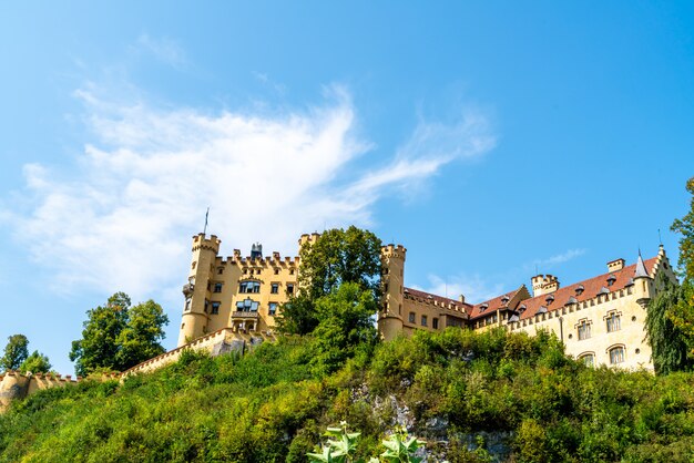 Hermosa arquitectura en el castillo de Hohenschwangau en los Alpes bávaros de Alemania