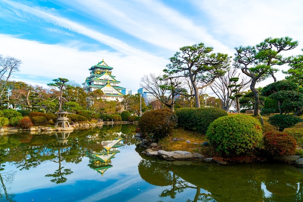 Hermosa arquitectura en el Castillo de Osaka en Osaka, Japón.