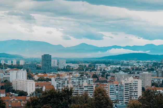 Foto hermosa arquitectura del centro de la ciudad de ljubljana eslovenia capital verde de europa