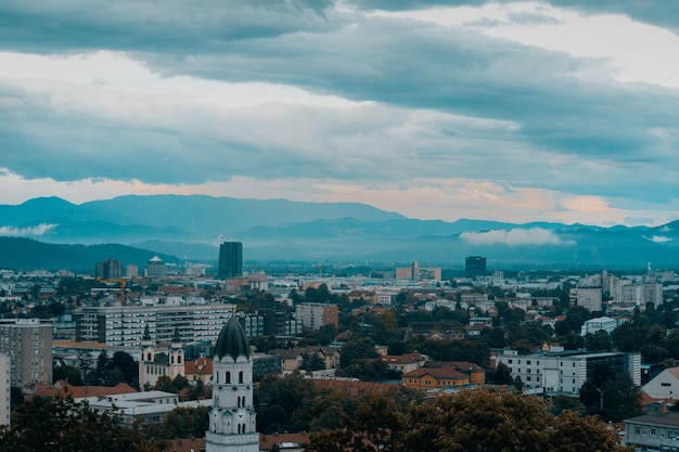 Foto hermosa arquitectura del centro de la ciudad de ljubljana eslovenia capital verde de europa