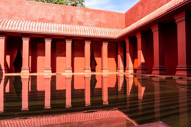 Hermosa arquitectura de estilo marroquí con fuente de lavabo