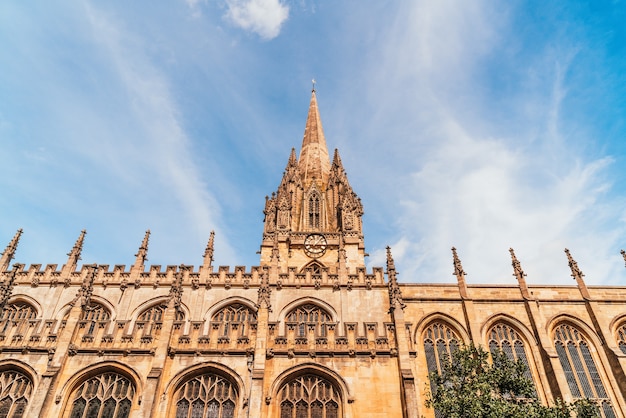 Foto hermosa arquitectura en la iglesia de la universidad de santa maría la virgen en oxford, reino unido.