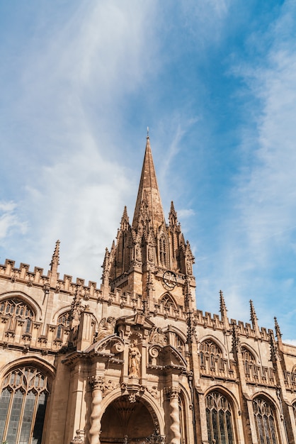 Hermosa arquitectura en la iglesia universitaria de Santa María la Virgen en Oxford, Reino Unido