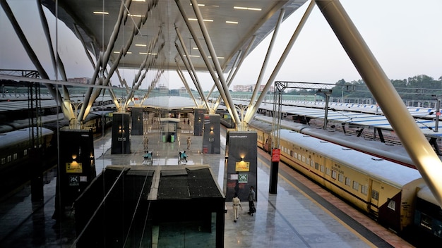 Hermosa arquitectura interior moderna de clase mundial de Sir M Visvesvaraya Terminal o SMVB