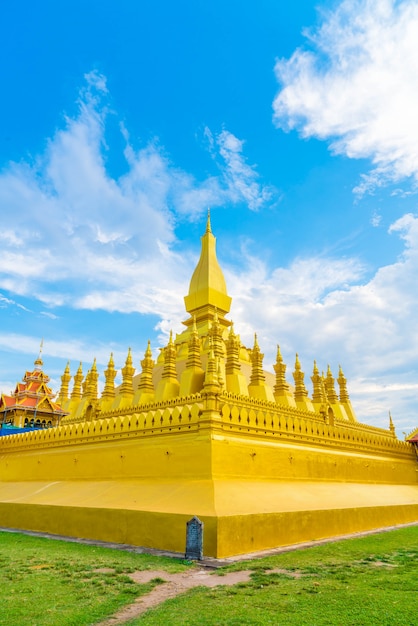 Hermosa arquitectura en Pha That Luang, Vientiane, Laos.