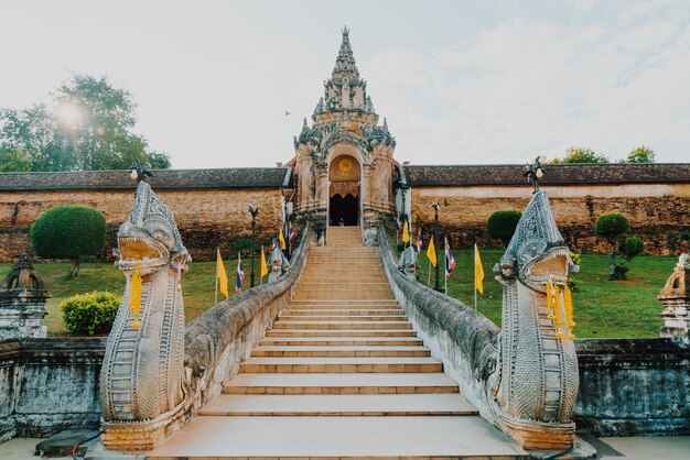 Hermosa arquitectura en Pra That Lampang Luang en Tailandia