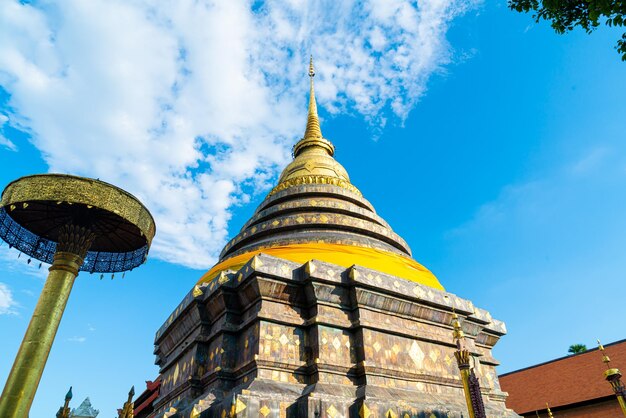 Hermosa arquitectura en Pra That Lampang Luang en Tailandia