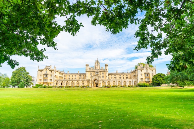 Hermosa arquitectura St. John's College en Cambridge