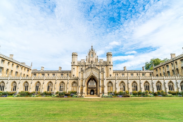 Hermosa arquitectura St. John's College en Cambridge