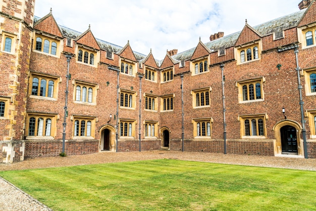 Hermosa arquitectura St. John's College en Cambridge