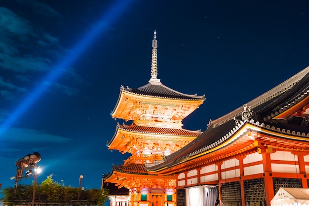 Hermosa arquitectura en el templo kiyomizu-dera de kyomizu.