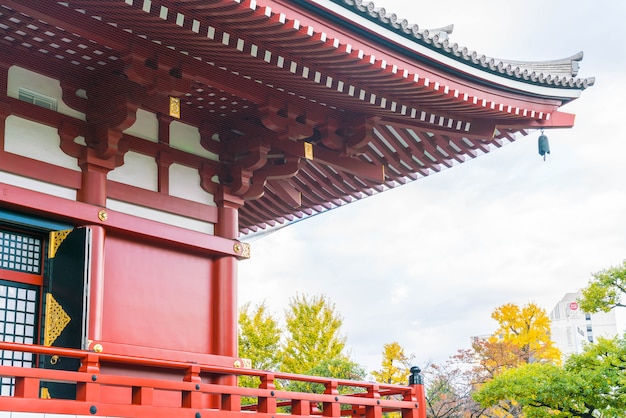 Hermosa arquitectura en el templo de Sensoji en la zona de Asakusa en Japón