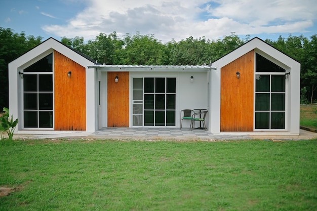 Foto hermosa atmósfera de la habitación decoración interior y luminosa sala de estar moderna