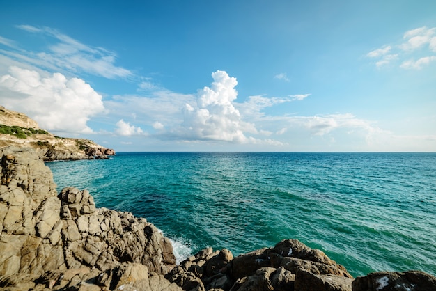 Hermosa bahía azul en la playa