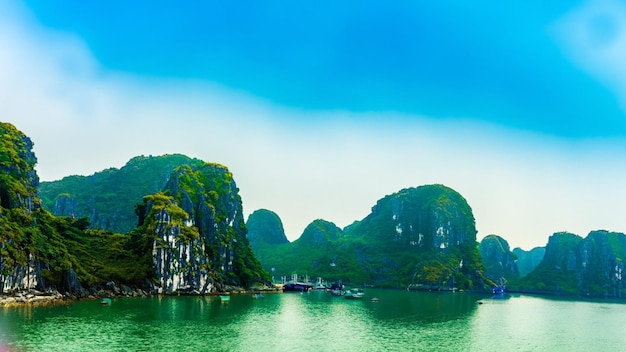 Hermosa Bahía de Halong Vietnam con una vista panorámica