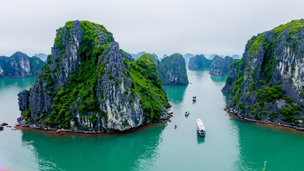 Hermosa Bahía de Halong Vietnam con una vista panorámica