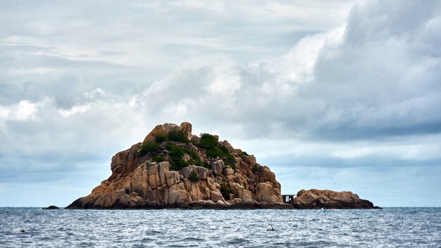 Hermosa bahía en la isla de koh pangan. Tailandia