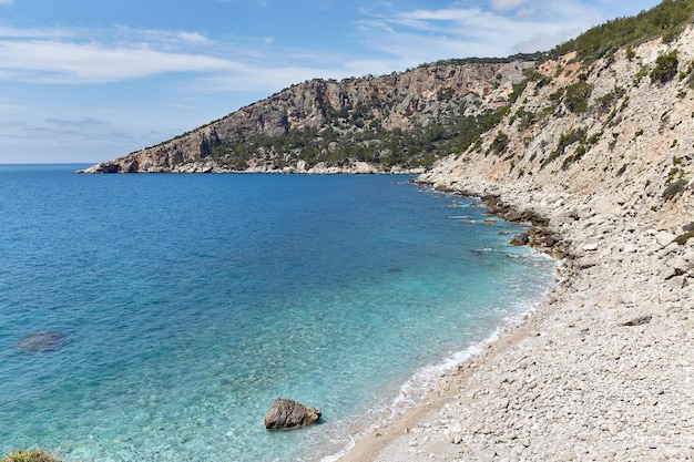 Hermosa bahía con mar azul y rocas