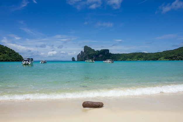 Foto hermosa bahía tropical de ao loh dalum en la isla phi phi don, krabi tailandia, vista al mar, vacaciones de verano.