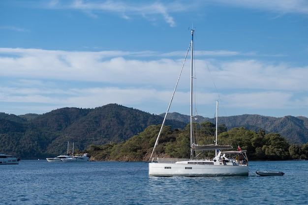 Hermosa bahía con yate de velero en vacaciones de lujo en el mar turquesa o deportes de regata de vela